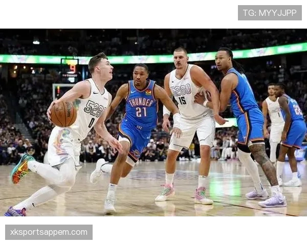 威廉姆斯由防守转为无球跑位对约基奇拉开空间